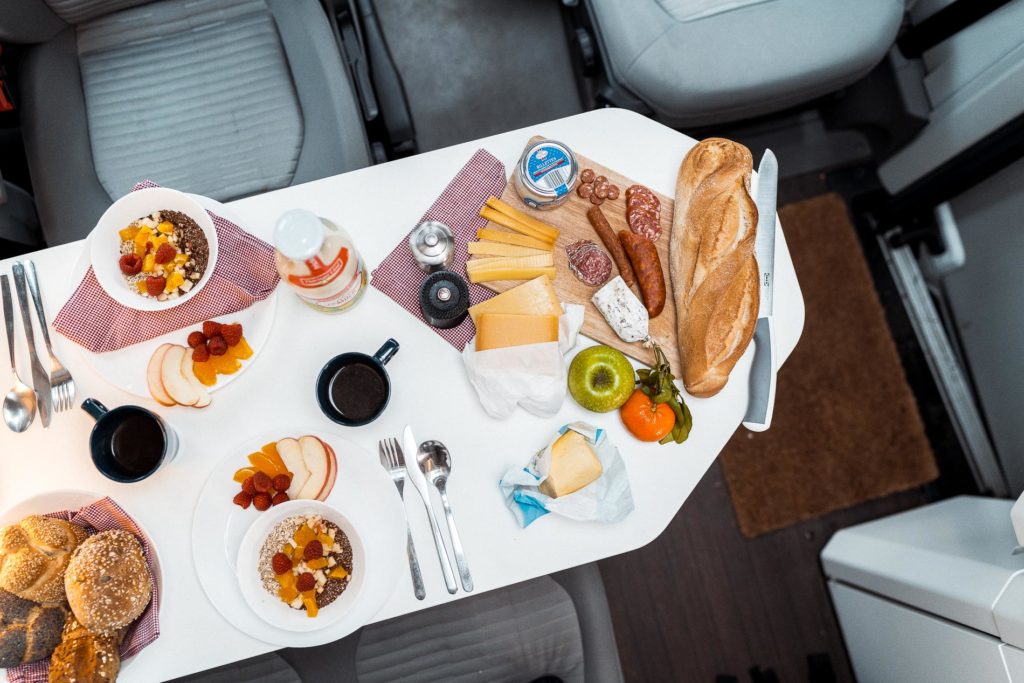 gedeckter Tisch mit Ausstattung im VW Grand California 600