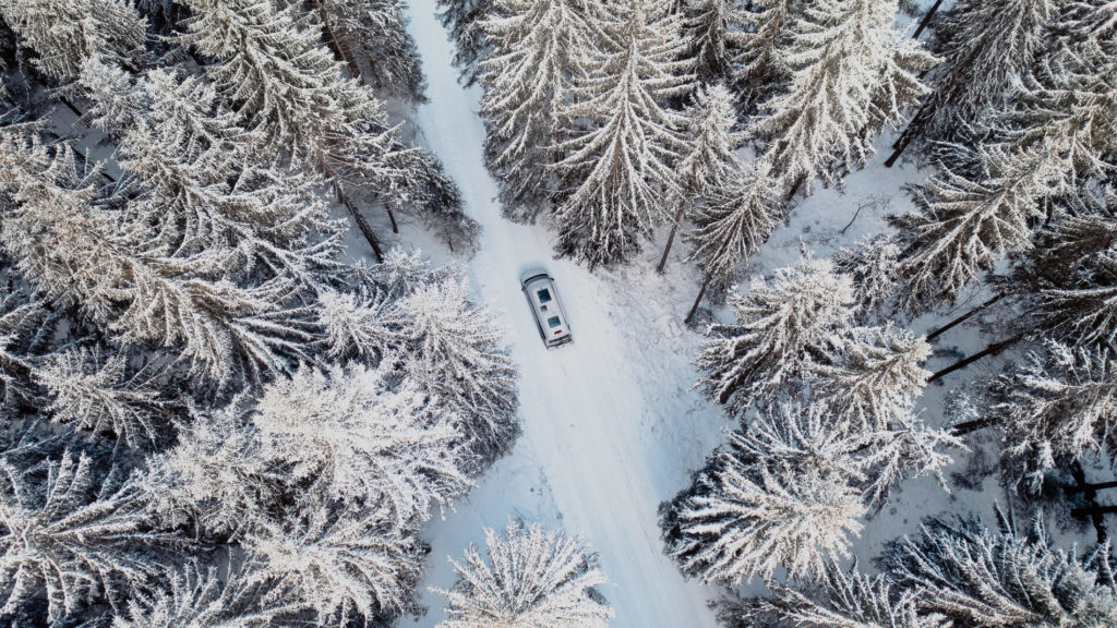 Wintercamping - Camper im Schnee von oben